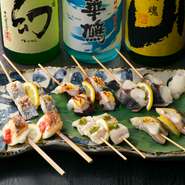 『かきベーコン巻』や『穴子山葵焼』など、厳選した食材をリーズナブルなお値段で味わえるお店自慢の串焼きです。特に魚ピンチョスは、その日の刺身に使用される新鮮な魚介を使う贅沢さ。