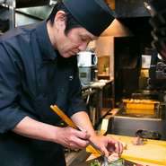 料理をする際には、お客様の事を思いながら、笑顔になっていただけるようにと心を込めて調理をしています。お客様からの「美味しい」という言葉が何よりの励み。ゆったりとお過ごしいただければ幸いです。