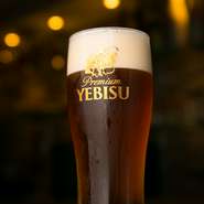 マスターが大好きなヱビス生ビールを、ヱビスビールとプレミアムブラックの2種類を用意。サーバーを1日に何回も洗浄し、ガス圧の調整、グラス洗浄などを徹底。入荷から2日以内に使い切るので鮮度も抜群。