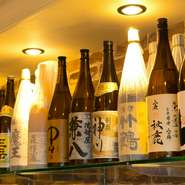 マスターが厳選した日本酒は、季節にぴったりの味わいの銘柄をラインナップ。大阪の秋鹿（常温または燗）、広島の亀齢（冷または燗）などが定番です。またウイスキーもプレミアものを集めています。