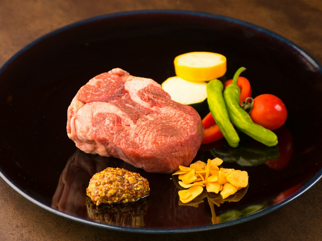 厚切りならではの強い歯ごたえ！『厚切り牛タンステーキ』