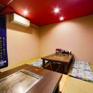 お好み焼きのトッピングが充実し、サラダやデザートも用意。子どもから大人まで満足のメニューは、家族の食事にぴったりです。お座敷席は個室にすることもでき、足を延ばせるゆったりとした空間で会話を楽しめます。