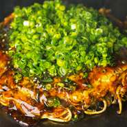 数種類の粉をブレンドし、麺は製麺所から毎日届くモチモチの生麺。手切りしたキャベツはほんのり甘く、店主の広島焼きに注ぐ愛情も美味しさのひとつに。焼き上がりを待つ間も楽しい、五感をくすぐる逸品です。