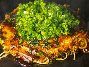 こうばしい香り、アツアツをほおばる幸せ『お好み焼き　肉玉そば（ネギかけ）』