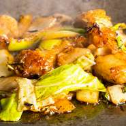プリプリのホルモンがたっぷり入った野菜炒めは、ピリ辛のタレが刺激的。ホルモンを噛みしめるとジュワ～とあふれる甘い脂にタレの辛味が絡み合い、箸が止まらない美味しさです。