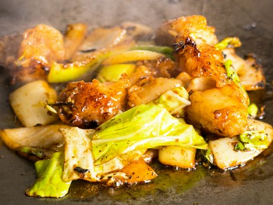 ジューシーな脂の甘さが絶妙な『ホルモン（小腸）野菜炒め』