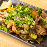 ピリッと辛く炒めた鶏肉が、チーズを絡ませることでまろやかな味わいに。【そり家】ならではの、お酒によく合うチーズダッカです。