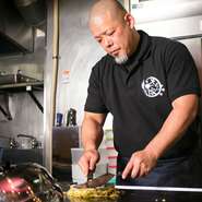 お客様に、従業員に、食材に、すべてに感謝。その気持ちを胸に謙虚でいることが、家訓だそう。お好み焼きにも感謝を込めて、さまざまな人に美味しく食べてもらえるよう心がける姿勢に、店主の真心を感じられます。