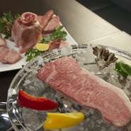 店いちばんの特徴は、肉料理の「水晶板焼き」。水晶が持つ遠赤外線効果によってじんわりと内部に火が通り、今までにないふっくらさとジューシィさが楽しめます。焼き加減も自由自在です。