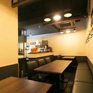 店内は70年代の洋楽が流れ、ゆったりくつろいで過ごせる大人の空間。14人掛けのテーブル席と6人掛けのカウンター席があり、貸切だと最大20人までOK。カウンターやテーブルは重厚な鉄製なのもユニーク！