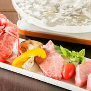 広島・宮崎・鹿児島から取り寄せた5クラスのイチボやロース、三角バラがたっぷり300gの盛り合わせ。遠赤外線を発する『水晶板焼き』のジューシーな焼き上がりも最高！　岩塩やワサビ、タレでどうぞ。