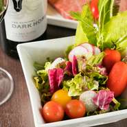 野菜にはできる限り自家栽培の旬の野菜を使用。露地野菜ならではの生命力の強い味わいが魅力です。酸味が強く、さっぱり風味の味の自家製ドレッシングが、野菜のおいしさを引き立てます。