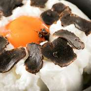 アローカナの卵を使った、究極の“TKG”。卵白をメレンゲに泡立て、自家栽培のヒノヒカリを包み込み、ふんわりとした食感がクセになります。醤油は、クラシック音楽を聴かせて熟成させた岡山県の「キミセ醤油」。