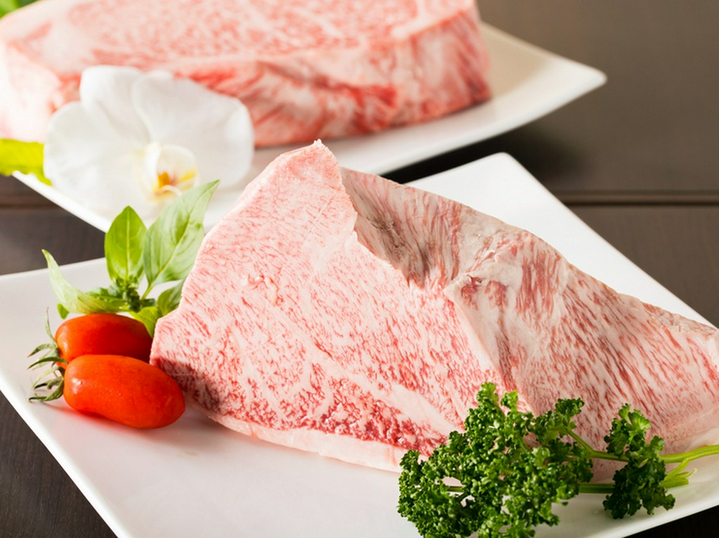 極上の味わい！『トモサンカク（宮崎産　5クラス）のもも肉』