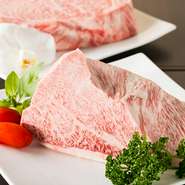 肉料理の素材は広島・宮崎・鹿児島から取り寄せた5クラスの極上品。遠赤外線を発する「水晶板焼き」で、ふんわりジューシィに焼き上がり、焼き加減もお好みで。味付けは岩塩のほかワサビやタレも用意しています。