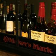 ロックやハイボールなど飲み方はさまざま。ハイボールの中にフレッシュなキウイやオレンジを入れても美味！