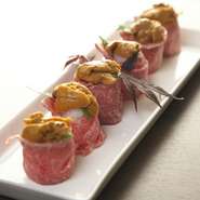 ウニの軍艦を炙ったイチボ肉などで巻いたオリジナル寿司。ウニと肉が口の中でダブルにとろけて幸せ満点！