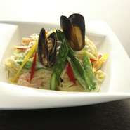 ゲストの要望を聞き入れ、その日に仕入れた素材に合わせて調理法やソースをアレンジしてくれます。