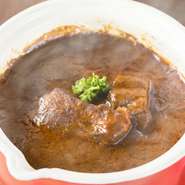 野菜などの具材が溶け込んだ、3日かけてつくるコク深いソースが自慢の一品です。和牛のタンはていねいな仕込みで柔らかく、口の中でとろけるような味わいが楽しめます。