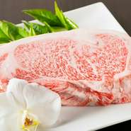 肉の卸業の経験を生かして仕入れる肉は、広島・宮崎・鹿児島から取り寄せた5クラスの極上品ばかり。とろけるような味わいの『和牛ロース』（写真）など、全部の肉でオーダーカットが可能です。