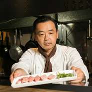 本物の素材で提供するこだわりの料理をお楽しみください。でも、気軽に立ち寄っていただきたいと思います。夫婦で営んでいる家庭的な雰囲気が自慢で、「気がついたら常連さん」が多くいらっしゃいます。