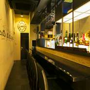 街のど真ん中にありながら、小道に入った隠れ家的な店。カウンターを完備し、上質なステーキから気軽なカレーまで揃えているので、お一人様からグループ、女子会、宴会の帰りなどさまざまな使い方ができます。