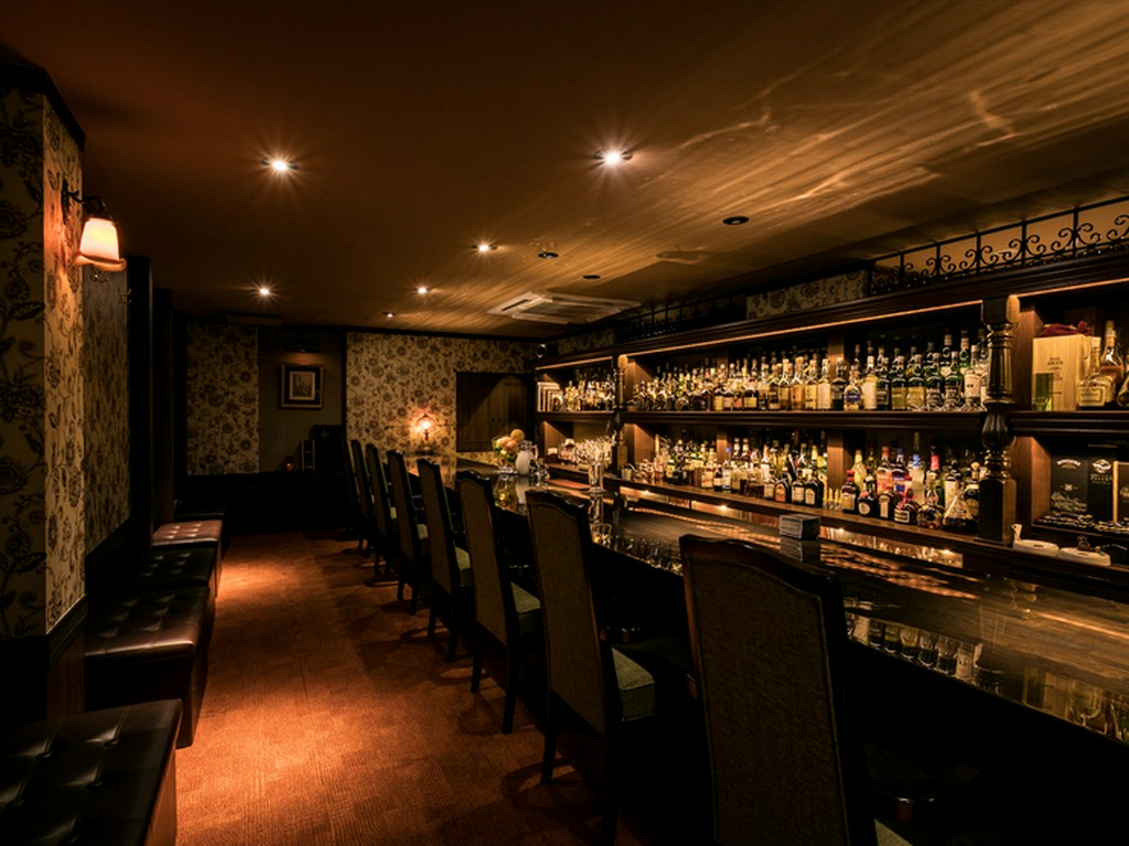 神楽坂・見番横丁に佇む、大人のくつろぎの時間を紡ぐ正統派バー