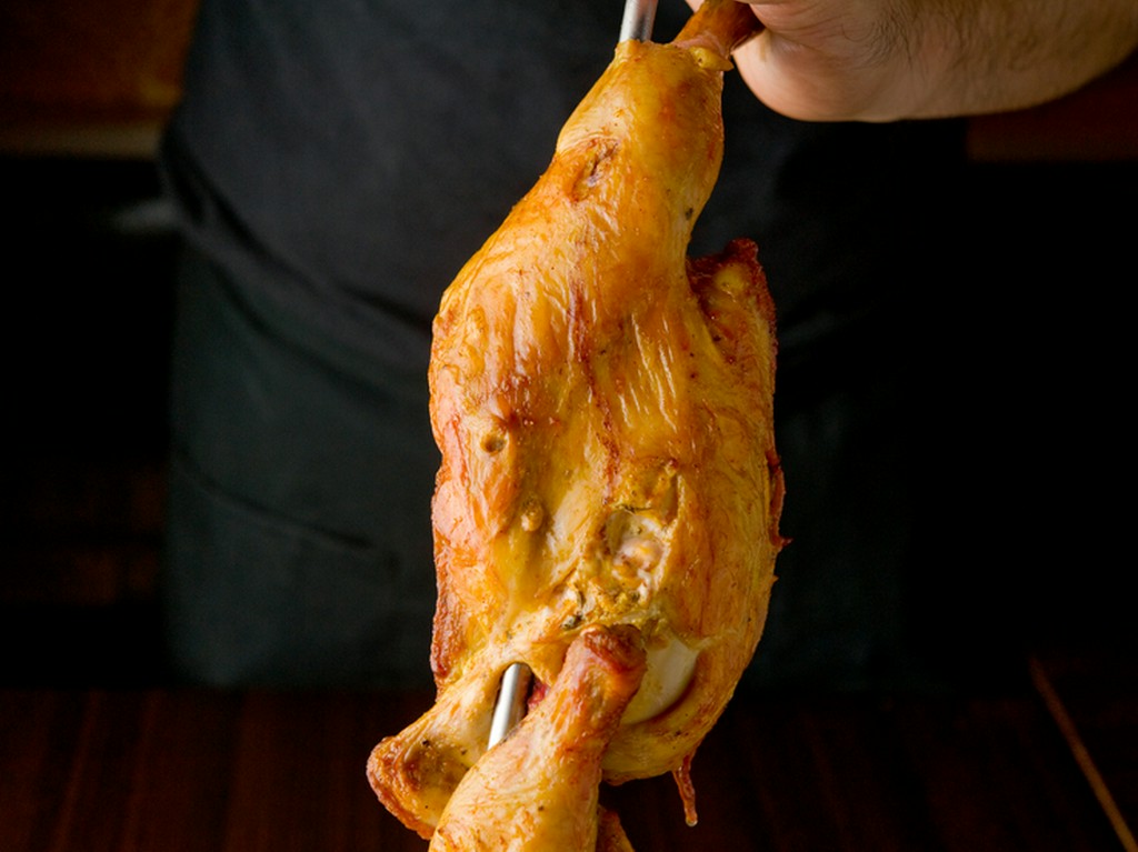 パリパリの皮付きで提供。スパイス香る『まるごとタンドリーチキン』