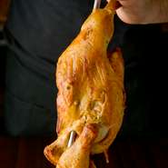 鶏肉を丸ごと1羽使用した『タンドリーチキン』はお店自慢の逸品。通常のタンドリーチキンだと皮を剥ぐところを、日本人向けにパリパリの皮付きで提供しています。スパイス香る、エスニックな味わいをご賞味あれ。