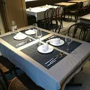 フランス・パリにあるマレ地方をイメージしたおしゃれな内装が魅力です。落ち着いていながらも和気あいあいとした雰囲気、アットホームでありながらも大人な空間。ゲストや時間に応じて刻々と表情を変えていきます。