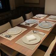 シェフが本場・フランスで修業中、滞在していたのがパリ・マレ地区。おしゃれな街としても知られるこの街に佇むビストロのような、こだわりの内装が魅力です。東京にいながら、フランスへトリップしたような気分に。