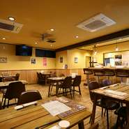 木目が目を引く、綺麗な店内で落ち着いたひと時を過ごせるダイニングバー。カジュアルに使え、普段使いのデートに最適です。テーブル席でゆったり過ごすも良し、カウンター席で語り合うも良し。