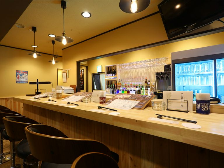 マイペースで楽しめるカウンター席は、お一人様の特等席