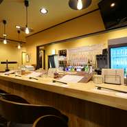 木の温もりが心地良い店内には、カウンター席もあり、一人でも利用しやすいのが嬉しいところです。仕事帰りにふらっと立ち寄り、料理を食べながらお酒を飲み、ダーツを楽しむ。そんな充実した時間を過ごせます。