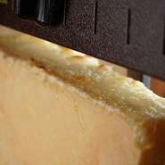 ハイジが食べていたあのチーズ！！専用オーブンでこんがり熱々とろ～り焼き上げます！