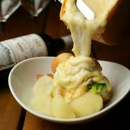スイスの名物料理ラクレットチーズ。パンやジャガイモなどの主食にかけたり、ブロッコリーなどの野菜にかけていただきます。ソーセージ入りもおすすめ。