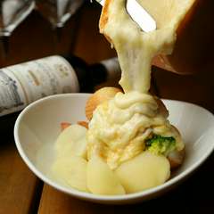 とろけるチーズと具材が奏でる抜群のハーモニー『ラクレットチーズ＆野菜＆パン』