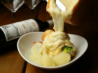 とろけるチーズがたまらない！『ラクレットチーズ＆野菜＆パン』