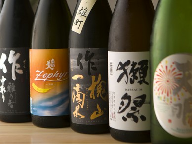 随時入れ替えられ、いろいろな銘柄を楽しめる日本酒が充実