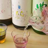 日本酒はロゴ入りグラスで供されます。店主がもともと大好きなガラス細工「スガハラ」さんの箸置きやグラスを使用。びいどろグラスなども用意されており、清涼感いっぱいです。