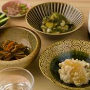 日本酒を楽しむ際には欠かせない珍味や旬食材の小鉢が日替わりで用意されています。ついつい飲みすぎてしまう魔法のおつまみ。季節や仕入れ状況で内容が異なります。