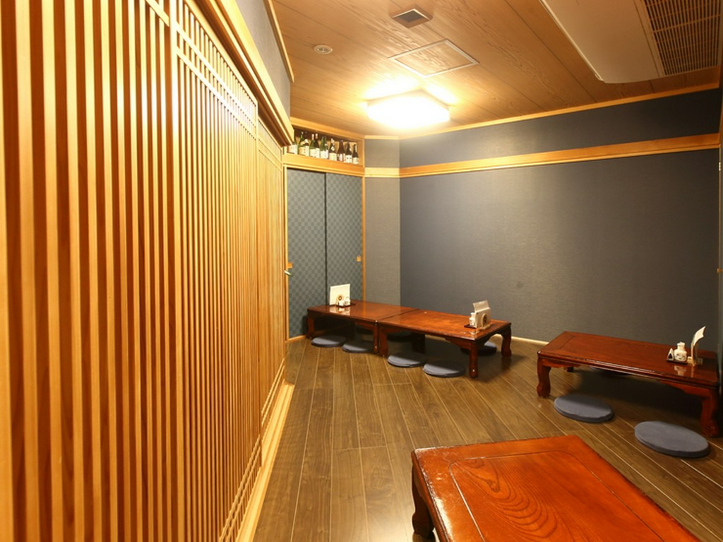 和モダンな内装でまとめられた、居心地の良いくつろぎの空間