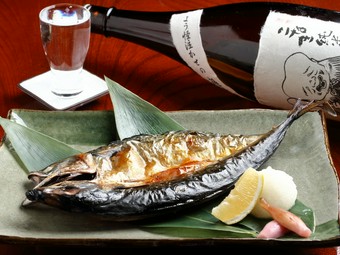 特大サイズで食べ応え十分。濃厚な旨みを蓄えた脂のり抜群の『金華サバ開き焼き』