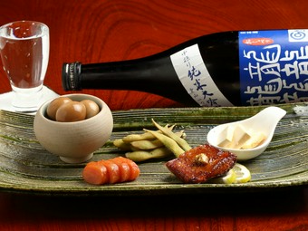 酒の肴にぴったり。素材ごとに工夫を施した自家製の『燻製盛り合わせ五種』