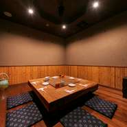 8名、10名、12名と細かな人数に対応した個室が用意されています。部屋のタイプも多彩に揃えられテーブル席や掘りごたつ席はもちろん、珍しい囲炉裏付きの部屋も。どの席も和の趣に溢れ、落ち着いた雰囲気です。