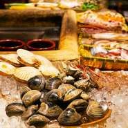 昔懐かしの炉ばたスタイル！人気のカウンター席は、お二人のデートにおススメ！素材が焼き上がるのを眺めながらお食事を楽しむことができます。趣のある和空間でゆったりとお過ごしいただけます！