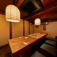 店舗の3階には、テーブル個室と掘りごたつ個室が用意されています。宴会や合コン、仲間同士の飲み会など賑やかにお酒を飲みたい時におすすめ。飲み放題付きのコースを選べは幹事さんも大助かりです。