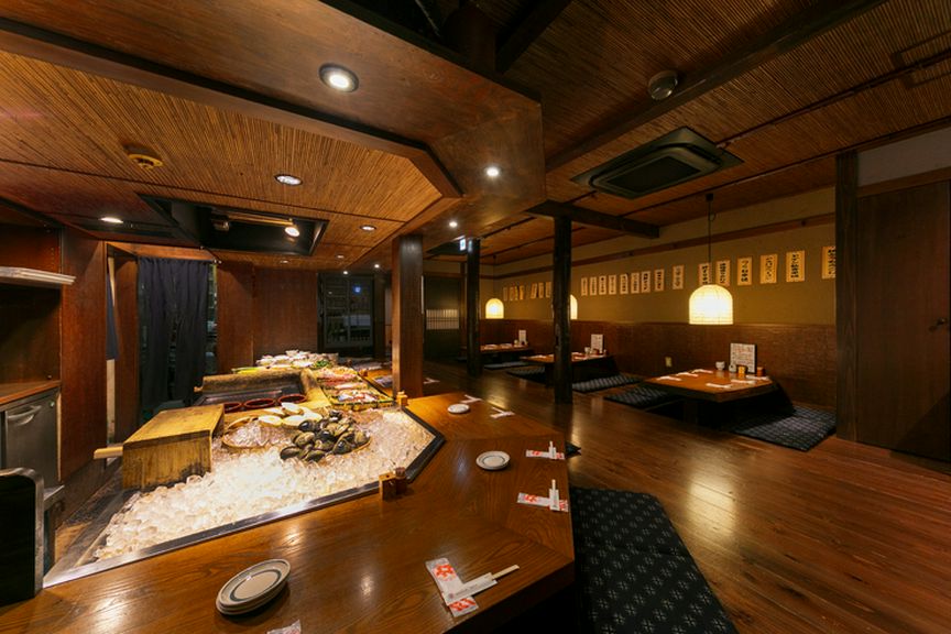 目の前で豪快に焼かれる食材、五感が刺激されるカウンター席