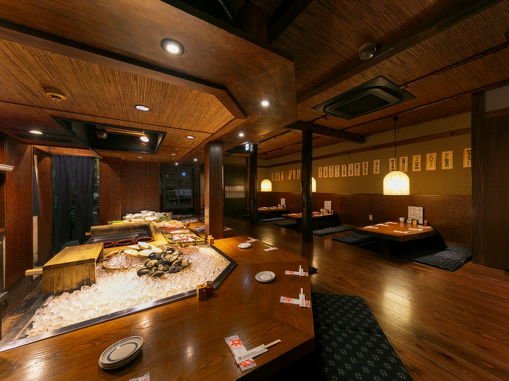 目の前で豪快に焼かれる食材、五感が刺激されるカウンター席