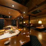 目の前に炉ばたが配置されたカウンター席。1階と2階両方にあり、2階席はくつろげる掘りごたつタイプです。炉ばたの上ではおいしそうな音を立てながら食材が次々に焼かれ、店内には芳ばしい香りが漂います。